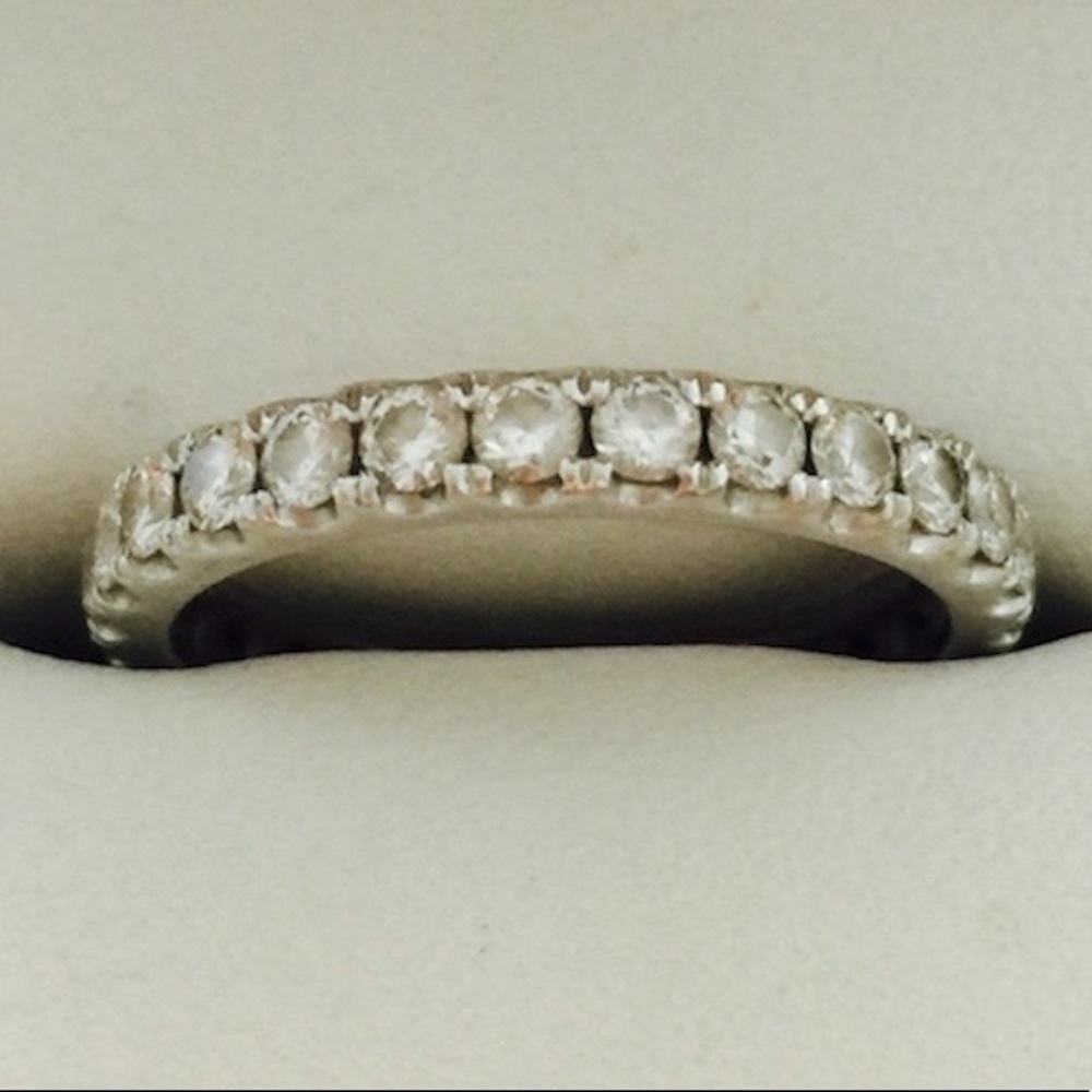 18K Round Brilliant Diamond Ring - Picture 1 of 8
